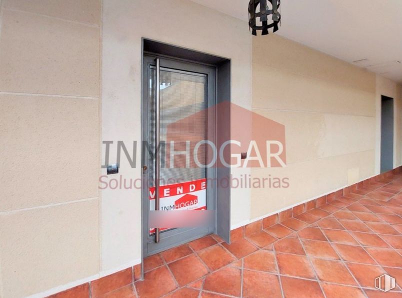 Office for sale & for rent at Plaza del Salvador, Arévalo, Ávila, 05200 with door, lighting, fixture, interior design, building, flooring, floor, font, brick and composite material around