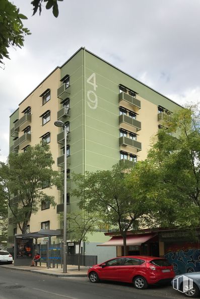 Retail for sale & for rent at Calle Manojo de Rosas, 49, Villaverde, Madrid, 28041 with car, building, tire, wheel, sky, land vehicle, vehicle, cloud, window and tree around