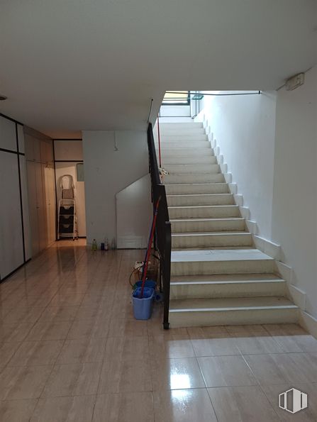 Local en venta en Avenida Comunidad de Madrid, 11, Mejorada del Campo, Madrid, 28840 con madera, escaleras, suelos, suelo, edificio, accesorio, madera dura, hall, suelo laminado y puerta alrededor