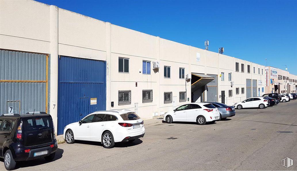 Industrial for rent at Calle Lisboa, 9, Torres de la Alameda, Madrid, 28813 with car, wheel, tire, automotive parking light, parking, automotive wheel system, automotive side-view mirror, van, parking lot and light commercial vehicle around