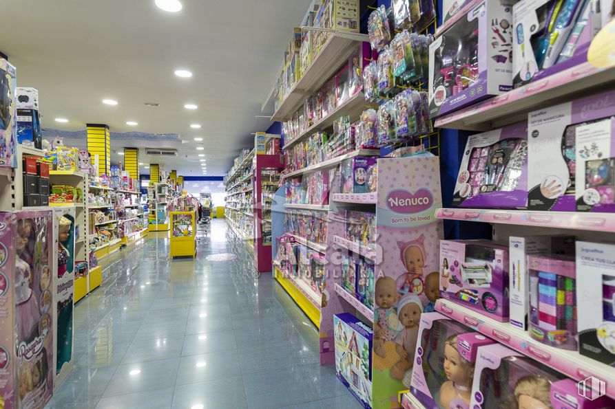 Retail for sale at Zona Centro, Alcalá de Henares, Madrid, 28805 with shelf, product, shelving, convenience store, customer, retail, market, service, trade and publication around