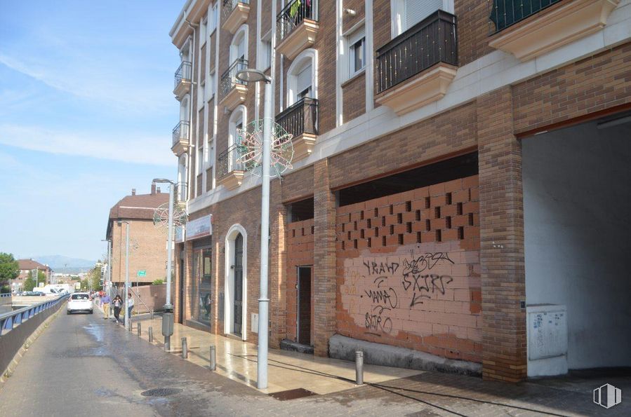 Retail for rent at Calle Real, Las Rozas de Madrid, Madrid, 28230 with building, window, sky, house, door, urban design, road surface, cloud, wood and sidewalk around