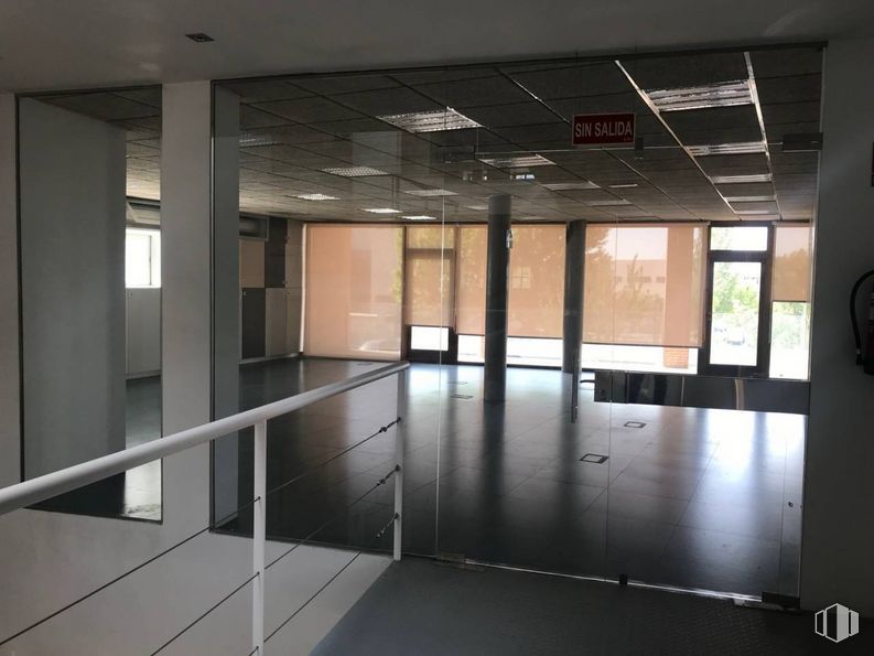 Oficina en alquiler y venta en Avenida Juan Camaruel, Leganés, Madrid, 28919 con accesorio, edificio, interiorismo, suelo, piso, propiedad material, pasillo, vidrio, techo y aluminio alrededor