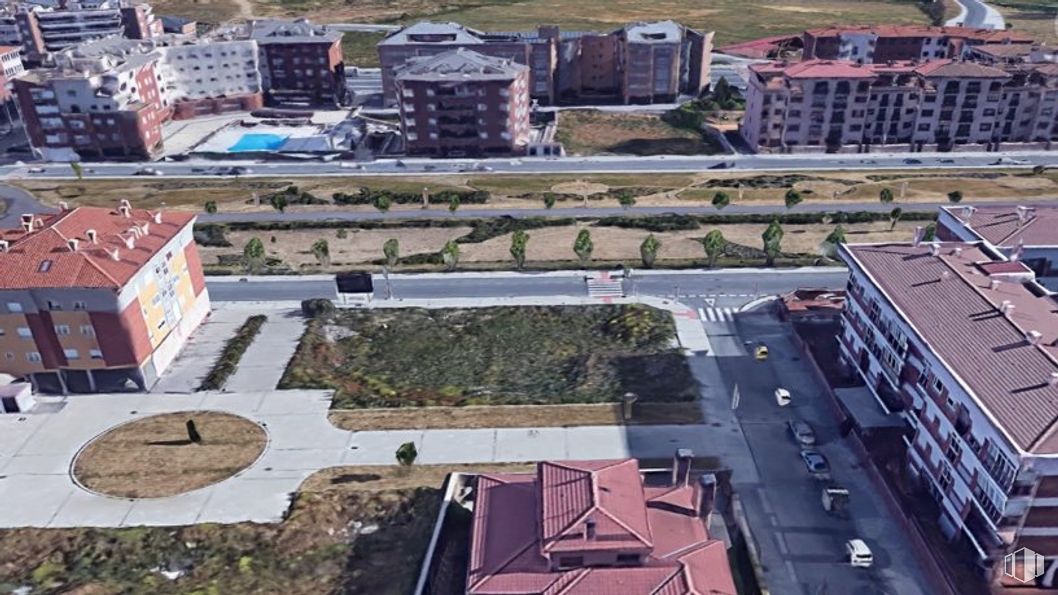 Land for sale at Calle Madreperla, 17, Ávila, 05002 with building, infrastructure, urban design, land lot, road surface, asphalt, neighbourhood, public space, landscape and condominium around