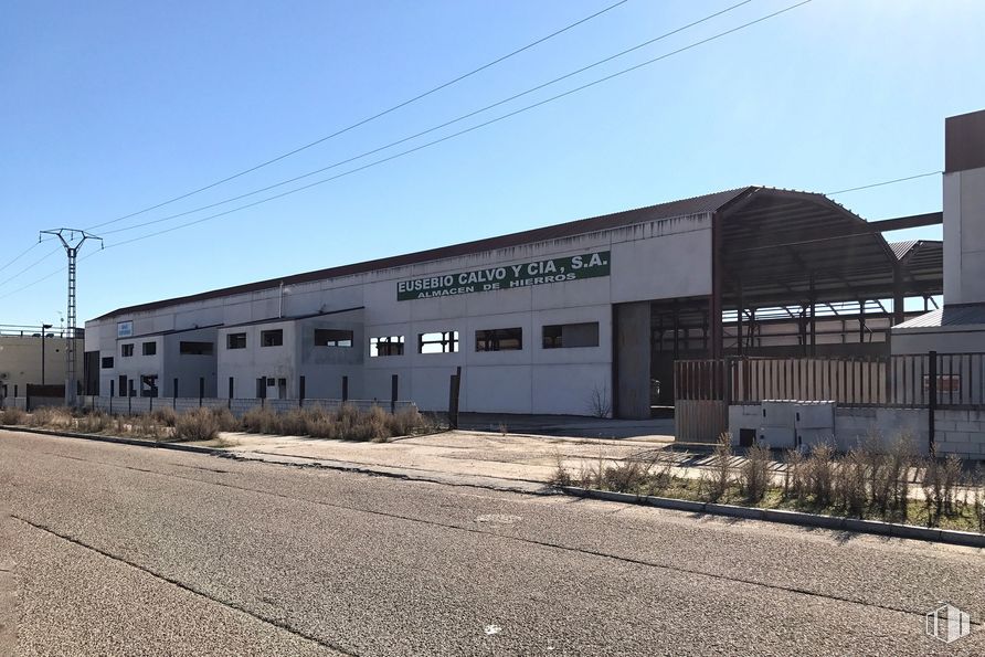 Industrial for sale at Calle Cerámica, Talavera de la Reina, Toledo, 45600 with building, sky, plant, window, land lot, asphalt, facade, commercial building, landscape and electricity around