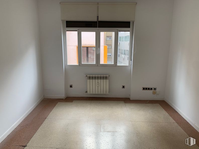 Oficina en alquiler en Zona Centro, Centro, Madrid, 28015 con ventana, ebanistería, edificio, accesorio, madera, casa, pasillo, piso, suelo y simetría alrededor