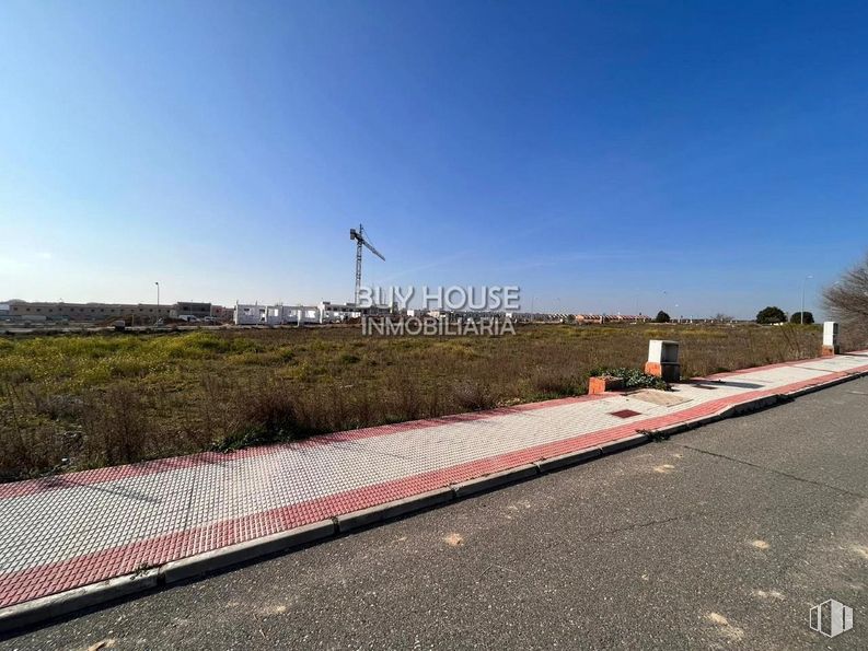 Land for sale at Zona norte, Yuncos, Toledo, 45210 with sky, road surface, asphalt, slope, land lot, tar, plant, grass, street light and thoroughfare around