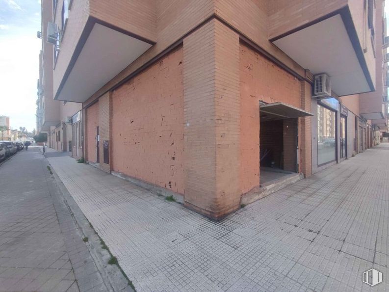 Retail for rent at Calle Alonso Quijano, Fuencarral - El Pardo, Madrid, 28034 with building, wood, brick, road surface, urban design, brickwork, asphalt, residential area, material property and facade around