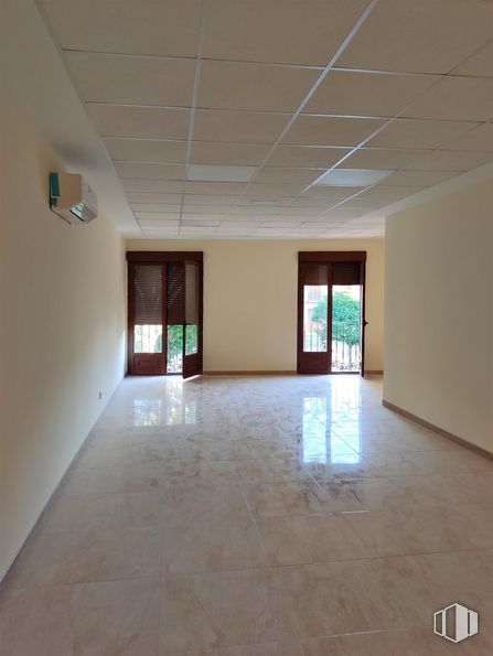 Office for rent at Paseo Alparrache, 6, Navalcarnero, Madrid, 28600 with lighting, fixture, wood, hall, flooring, window, building, ceiling, shade and hardwood around