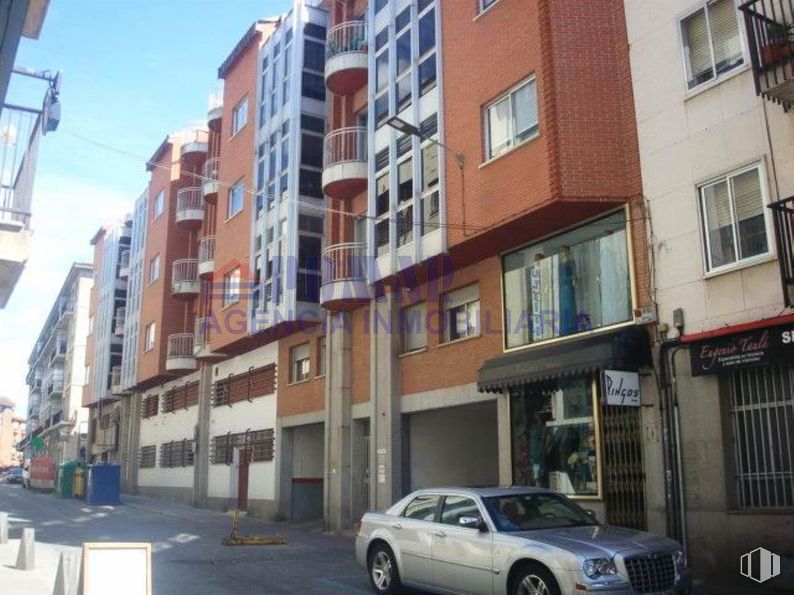 Oficina en alquiler en Calle Eduardo Marquina, 16, Ávila, 05001 con coche, ventana, luz de estacionamiento, neumático, rueda, vehículo terrestre, vehículo, edificio, cielo y capó alrededor