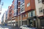 Office for rent at Calle Eduardo Marquina, 16, Ávila, 05001 with car, window, automotive parking light, tire, wheel, land vehicle, vehicle, building, sky and hood around