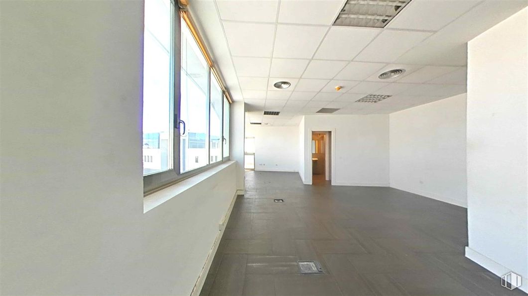 Office for sale at Edificio Altagracia I, Calle Segundo Mata, 1, Pozuelo de Alarcón, Madrid, 28224 with door, window, flooring, floor, ceiling, interior design, composite material, hall, glass and wood flooring around