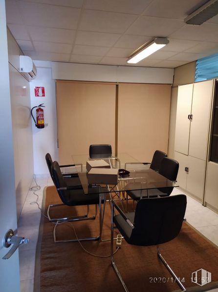 Oficina en alquiler en Zona Polígono Industrial Norte, San Sebastián de los Reyes, Madrid, 28700 con silla, alumbrado, mueble, mesa, edificio, silla de oficina, diseño de interiores, suelo, escritorio y diseño automotriz alrededor