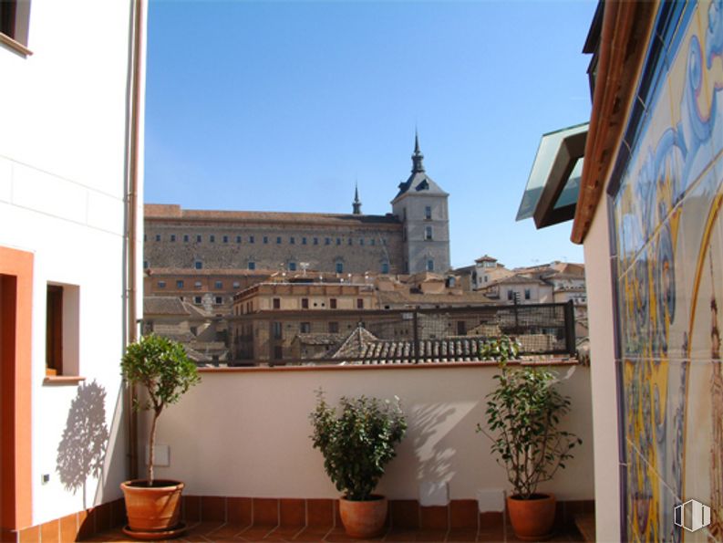 Office for rent at Calle Comercio, 6, Toledo, 45001 with plant, building, sky, window, public space, city, facade, roof, tree and medieval architecture around