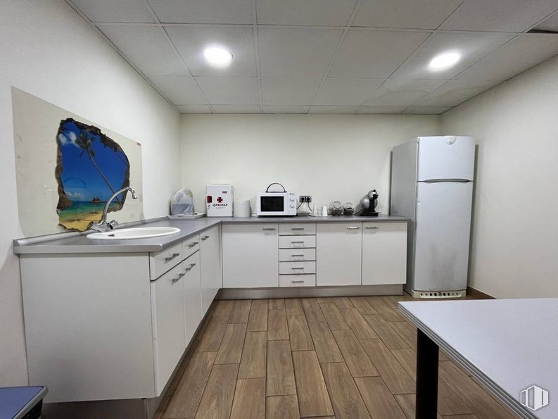 Oficina en venta en Calle Costa Rica, Chamartín, Madrid, 28016 con refrigerador, ebanistería, mesa, encimera, electrodoméstico, cocina, aparato de cocina, interiorismo, edificio y cocina alrededor