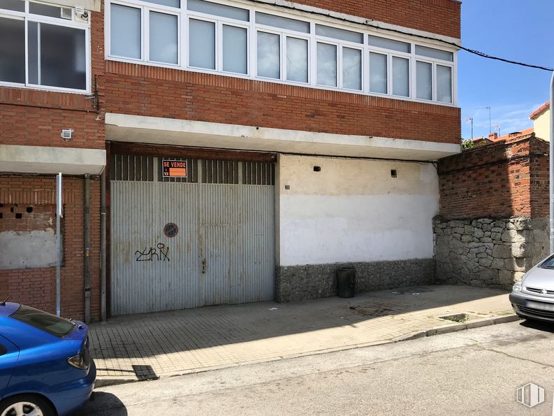 Local en venta en Calle Sierra de Guadarrama, 2, Colmenar Viejo, Madrid, 28770 con ventana, coche, puerta, luz de estacionamiento automotriz, propiedad, azul, edificio, vehículo, infraestructura y neumático alrededor