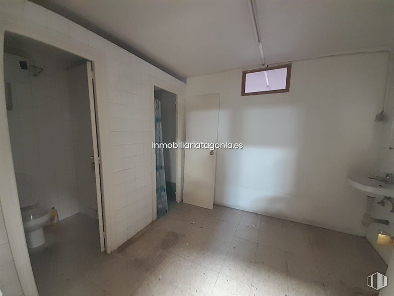 Industrial for rent at Zona Polígono Industrial, Arganda del Rey, Madrid, 28500 with toilet, sink, window, property, fixture, wood, interior design, building, floor and wall around