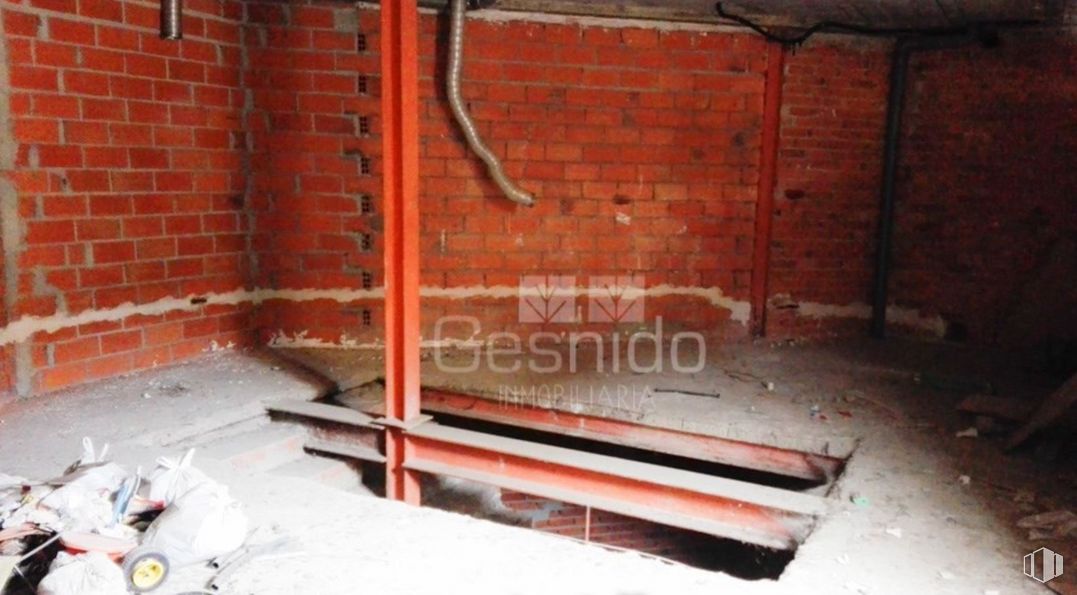 Retail for sale at Zona Centro, Navafría, Segovia, 40161 with animal, property, wood, brick, brickwork, building material, floor, snow, building and composite material around