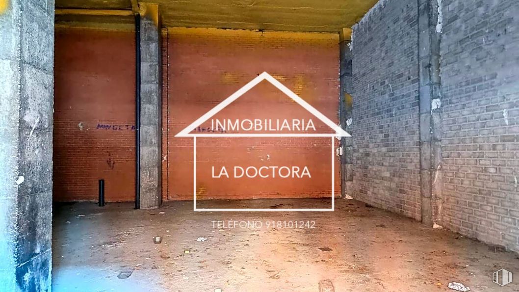 Local en venta en Calle los Nardos, Alcorcón, Madrid, 28925 con puerta, ámbar, madera, suelo, fuente, ladrillo, albañilería, triángulo, tintes y matices y suelos alrededor