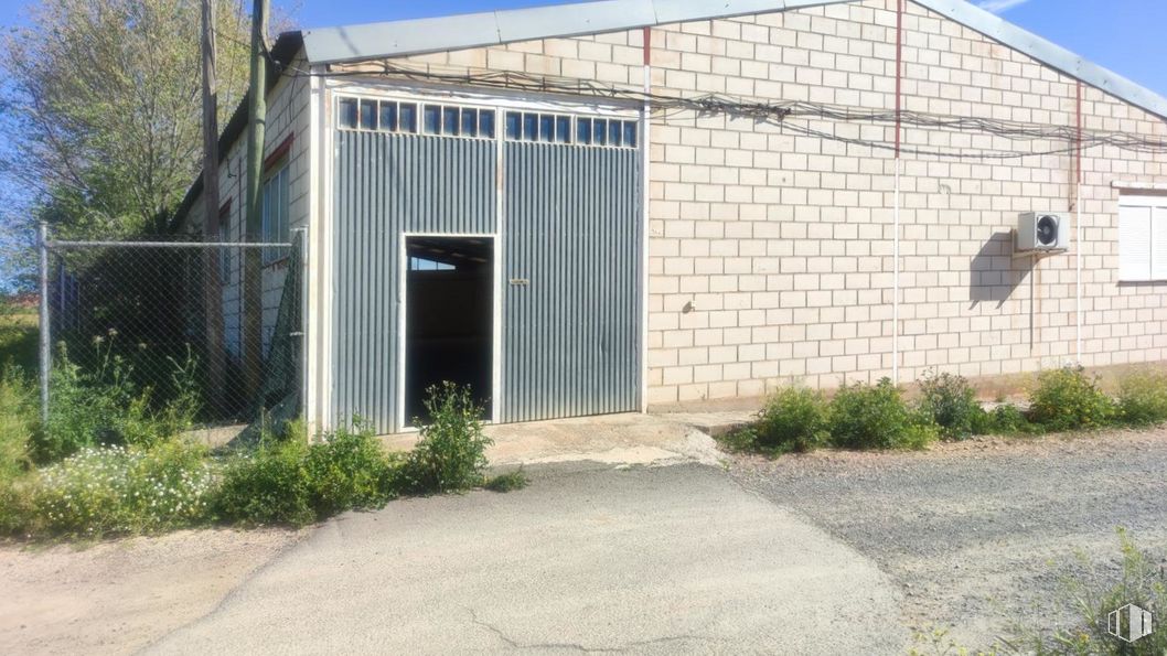 Industrial for sale at Casco urbano, Turleque, Toledo, 45789 with plant, sky, road surface, land lot, shade, asphalt, tree, door, residential area and wood around