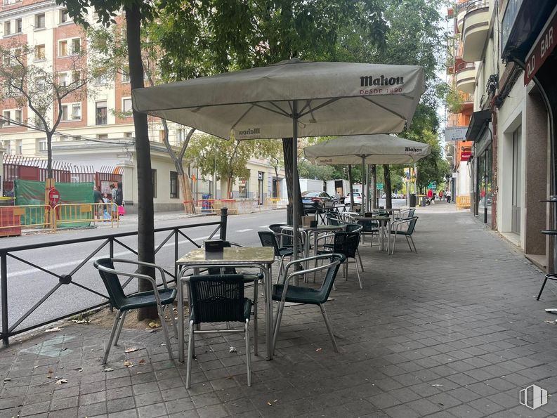 Local en alquiler en Calle Vallehermoso, 96, Chamberí, Madrid, 28003 con silla, mesa, mesa, edificio, mueble, tienda, árbol, mesa de exterior, sombra y superficie de la carretera alrededor