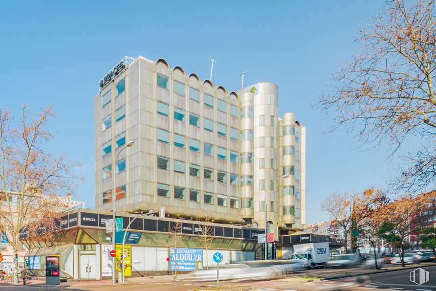 Oficina en alquiler en Spaces María de Molina. Calle María de Molina, 41, Chamartín, Madrid, 28006 con edificio, cielo, día, propiedad, árbol, ventana, bloque de torre, condominio, diseño urbano y luz de la calle alrededor