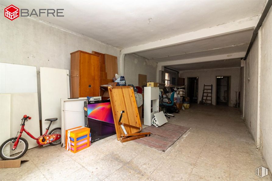 Industrial for sale at Calle Ocaña, La Latina, Madrid, 28047 with bicycle, tire, wheel, bicycle wheel, fixture, flooring, floor, wood, ceiling and bicycle wheel rim around