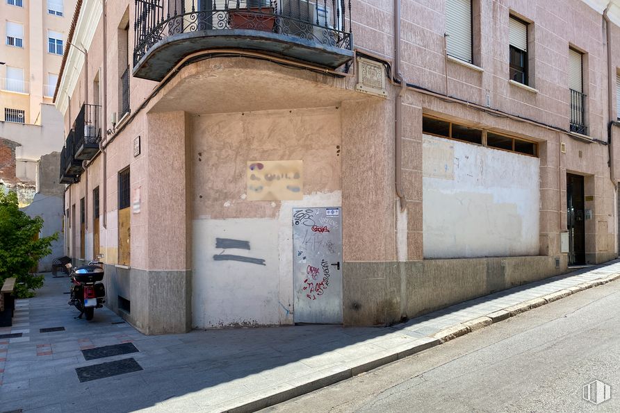 Retail for sale at Calle Miguel de Cervantes, 1, Guadalajara, 19001 with building, window, road surface, urban design, sidewalk, asphalt, facade, font, house and road around