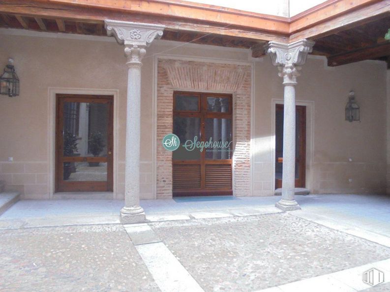 Local en alquiler en Calle San Frutos, Segovia, 40001 con puerta, madera, pared, fachada, simetría, sombra, puerta de casa, superficie de carretera, ciudad y columna alrededor