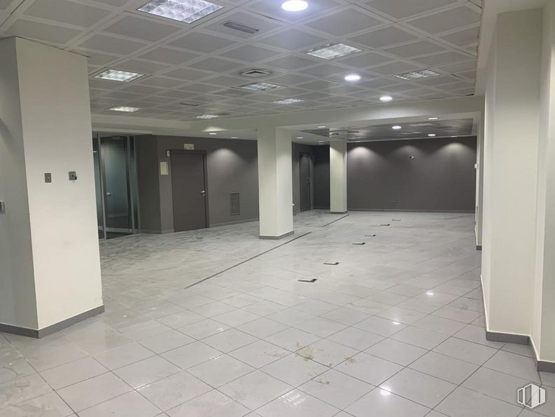 Retail for sale at Plaza Sierra de Ayllón, Villa de Vallecas, Madrid, 28031 with door, light fixture, property, hall, interior design, flooring, floor, tile flooring, ceiling and fixture around