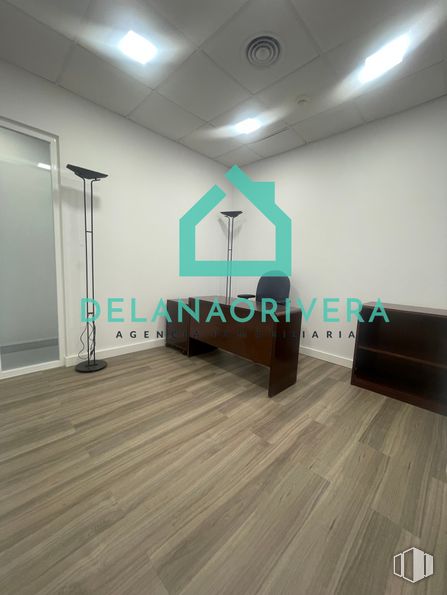 Oficina en alquiler en La Marazuela, Las Rozas de Madrid, Madrid, 28230 con alumbrado, mesa, edificio, madera, diseño de interiores, piso, suelo, pasillo, suelos laminados y arte alrededor