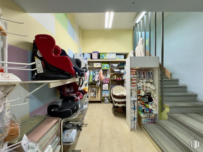 Retail for rent at Calle Trinidad, Talavera de la Reina, Toledo, 45600 with shelf, shelving, building, retail, customer, publication, flooring, wood, shoe store and automotive design around