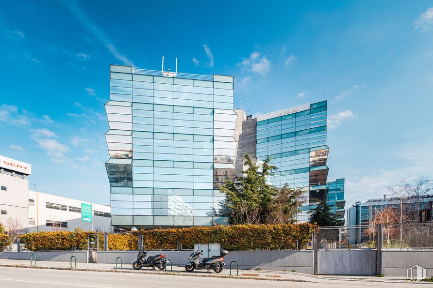 Oficina en alquiler en Edificio Milenium, Calle Vía de los Poblados, 13, Hortaleza, Madrid, 28033 con edificio, nube, cielo, tiempo de día, propiedad, planta, bloque de pisos, árbol, luz de la calle y diseño urbano alrededor