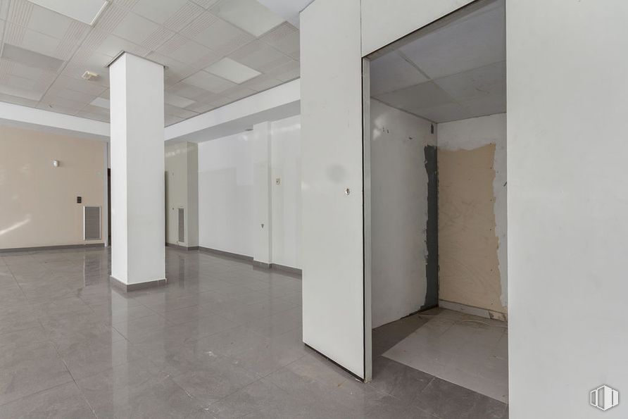 Retail for sale at Calle Río Sorbe, Azuqueca de Henares, Guadalajara, 19200 with flooring, floor, wall, ceiling, door, composite material, tile flooring, hall, concrete and silver around