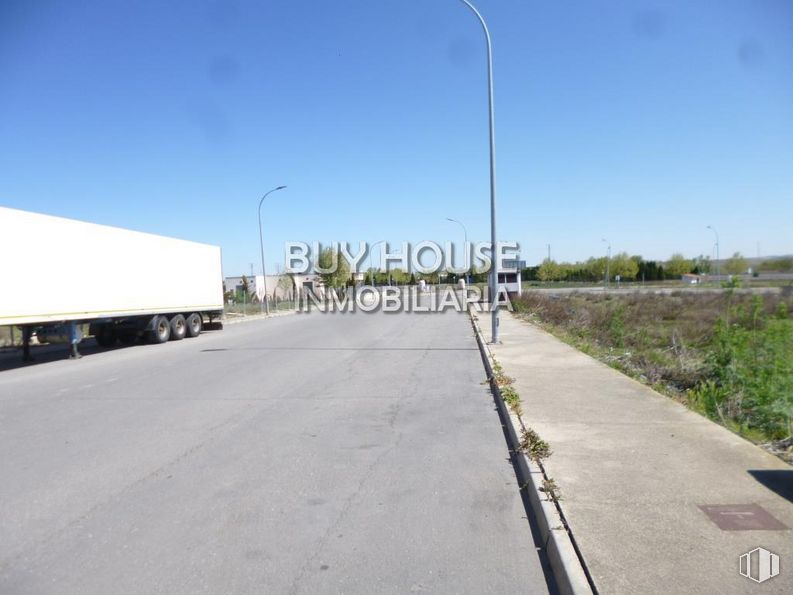 Land for sale at Avenida de la Industria, Numancia de la Sagra, Toledo, 45230 with truck, street light, sky, plant, road surface, asphalt, thoroughfare, wheel, tar and tree around