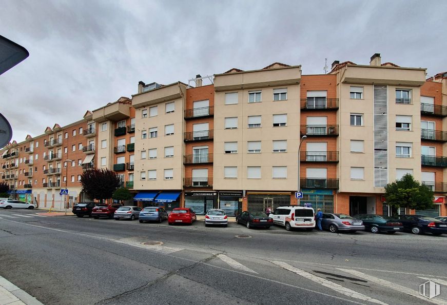 Retail for rent at Calle Nuestra Señora de Sonsoles, Ávila, 05002 with building, car, sky, cloud, wheel, window, vehicle, tire, urban design and tree around