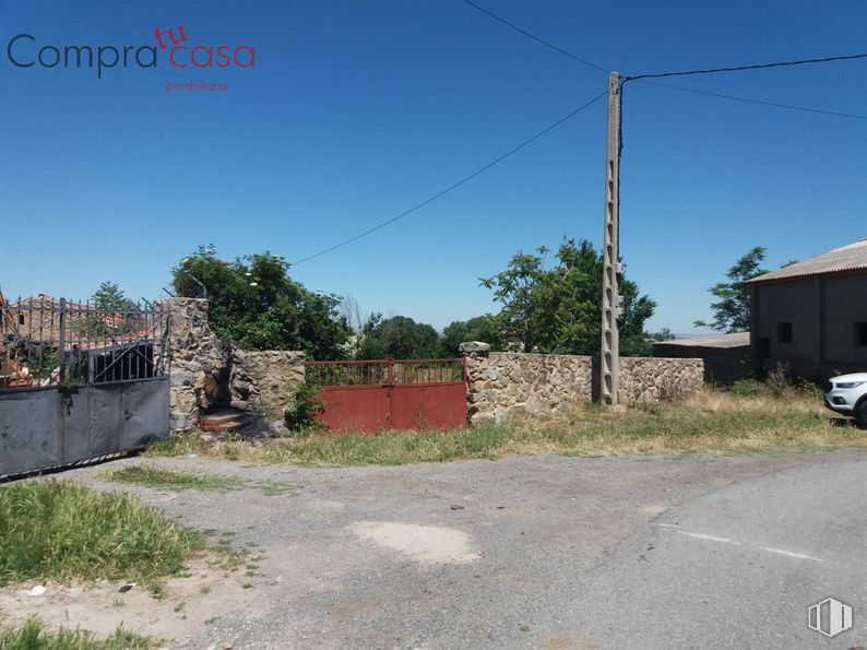 Land for sale at Zona urbana, La Losa, Segovia, 40420 with car, sky, plant, road surface, asphalt, land lot, building, neighbourhood, residential area and tree around