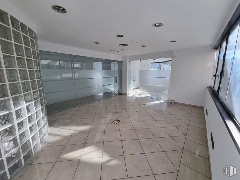 Oficina en venta en Edificio Ecu, Calle Pollensa, 6, Las Rozas de Madrid, Madrid, 28230 con persiana de la ventana, ventana, edificio, accesorio, diseño de interiores, piso, suelo, suelo de baldosas, material compuesto y pasillo alrededor