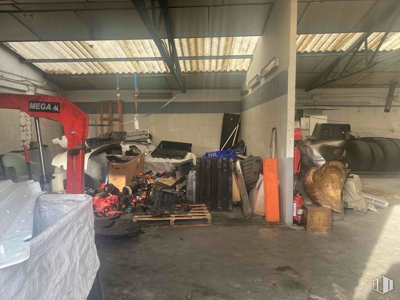 Industrial for rent at Zona empresarial, San Fernando de Henares, Madrid, 28830 with machine, automobile repair shop, tread, workshop, garage and automotive care around