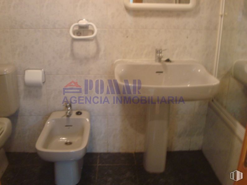 Oficina en alquiler en Calle Duque de Alba, 13, Ávila, 05001 con fregadero, inodoro, grifo, arreglo de tubería, lavabo del baño, blanco, producto, púrpura, negro, baño y líquido alrededor