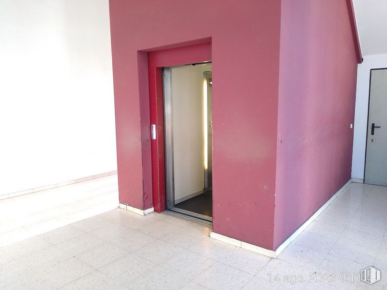 Oficina en venta en Avenida Marconi, Villaverde, Madrid, 28041 con puerta, edificio, accesorio, exterior del automóvil, pintura, suelos, magenta, madera, material compuesto y tintes y matices alrededor