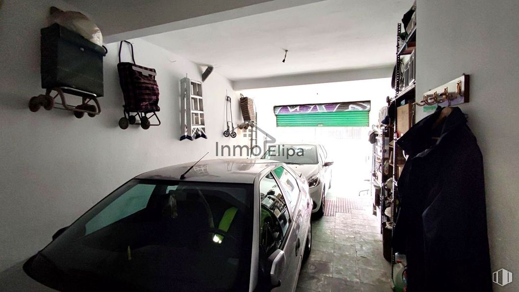 Local en venta en Calle Luis Piernas, Ciudad Lineal, Madrid, 28017 con coche, ropa de calle, equipaje y bolsos, ropa, bolsa, iluminación del automóvil, exterior del automóvil, neumático de automoción, luz de estacionamiento y puerta del coche alrededor