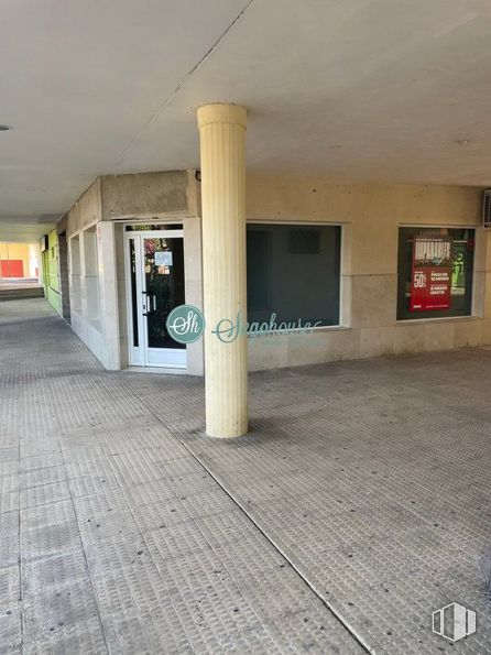 Local en venta en Zona Nueva Segovia, Segovia, 40006 con marco, ventana, puerta, accesorio, diseño de interiores, piso, pavimentos, suelos de baldosas, material compuesto y superficie de la carretera alrededor