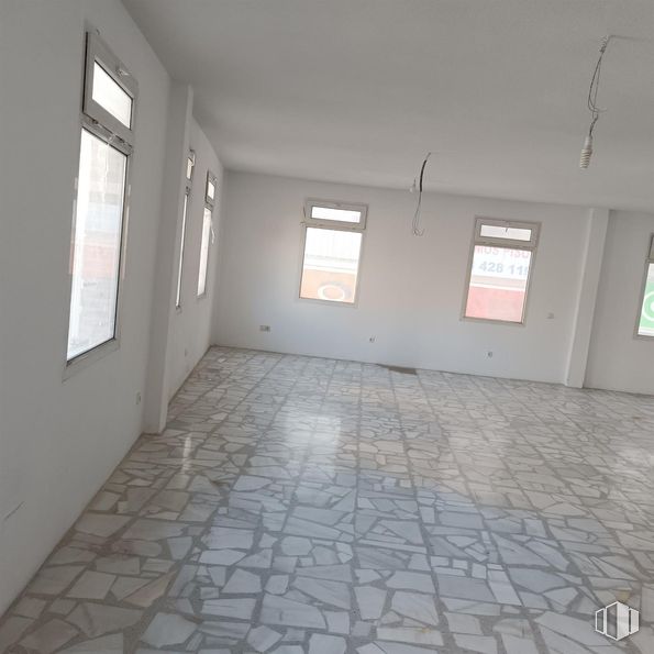 Office for rent at Avenida Constitución, Móstoles, Madrid, 28931 with window, fixture, floor, flooring, shade, composite material, wood, road surface, tints and shades and ceiling around