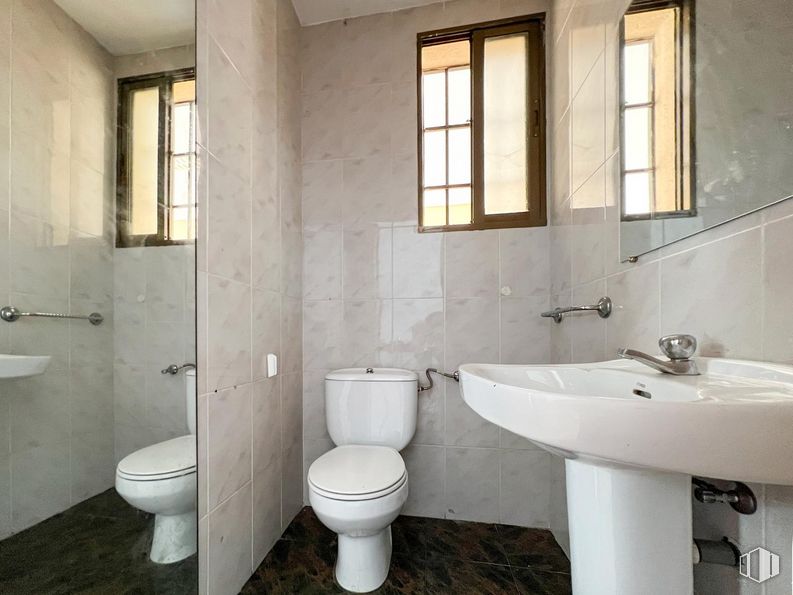 Retail for sale at Paseo Santo Tomás, Ávila, 05003 with toilet, sink, window, property, photograph, plumbing fixture, tap, bathroom, fixture and black around