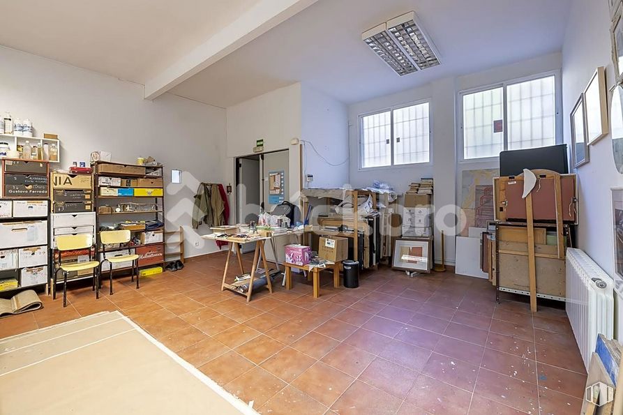 Retail for sale at Calle Juan Francisco Pascual, 2, Hortaleza, Madrid, 28033 with window, table, shelving, wood, floor, shelf, flooring, building, desk and bookcase around