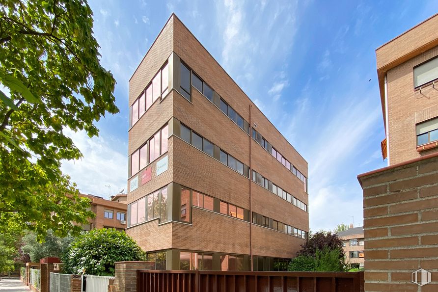 Oficina en alquiler en Calle Bueso Pineda, 7, Ciudad Lineal, Madrid, 28043 con edificio, ventana, planta, cielo, nube, accesorio, árbol, diseño urbano, ladrillo, vecindario y barrio residencial alrededor