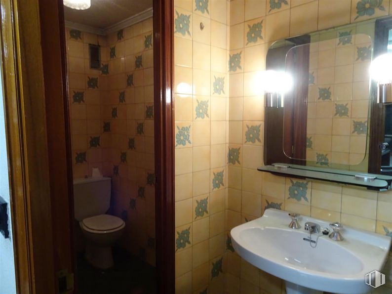 Office for sale at Travesía Enrique Velasco, Puente de Vallecas, Madrid, 28038 with sink, toilet, mirror, tap, property, plumbing fixture, bathroom sink, bathroom, purple and interior design around