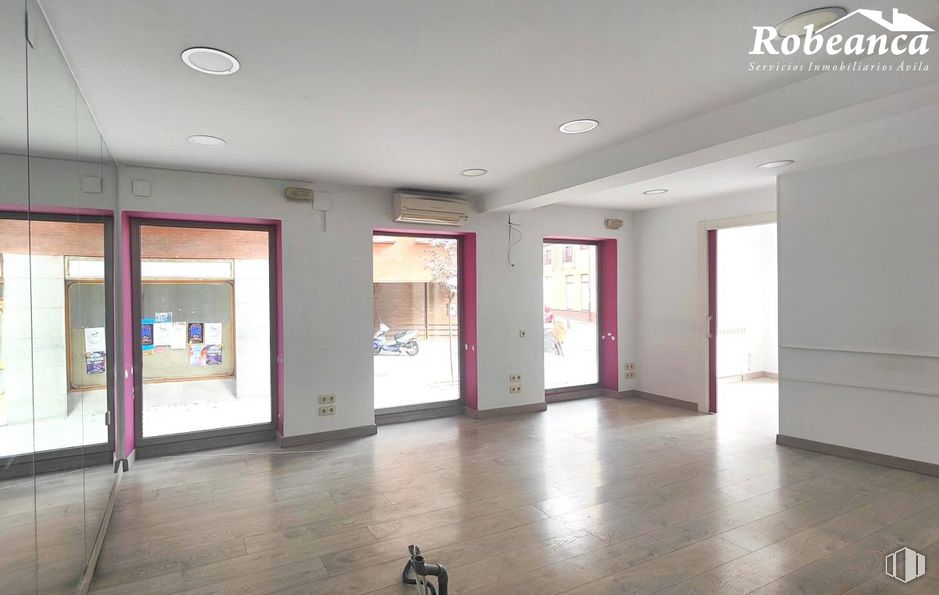 Retail for rent at Calle San Juan de la Cruz, Ávila, 05001 with fixture, hall, flooring, floor, building, wood, ceiling, door, glass and hardwood around