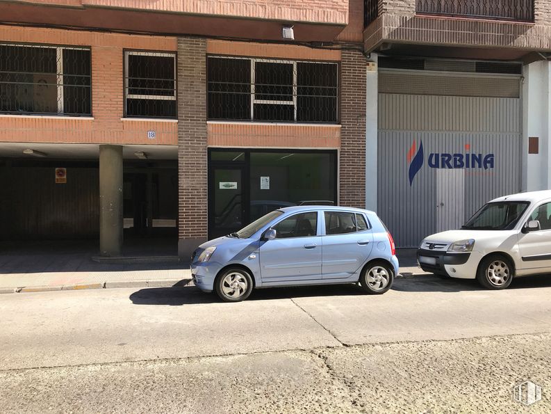 Retail for sale & for rent at Calle Cardenal Gil Albornoz, 18, Talavera de la Reina, Toledo, 45600 with car, window, tire, automotive parking light, wheel, land vehicle, vehicle, motor vehicle, automotive tire and building around